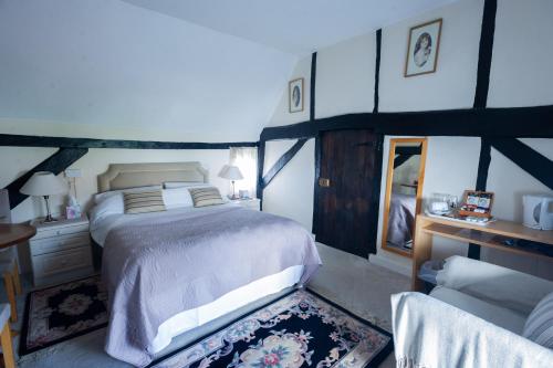 1 double bed, 2 twin beds