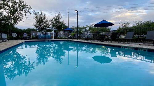 Swimming pool, Holiday Inn Express Hotel & Suites Orlando East-UCF Area in University of Central Florida