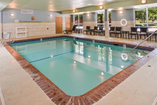 สระว่ายน้ำ, Holiday Inn Express & Suites Lacey – Olympia By IHG in ลาเซย์ (WA)