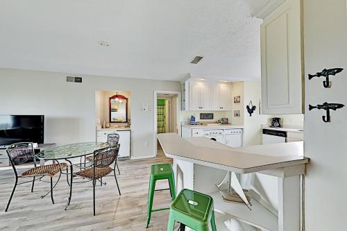 Beachfront Getaway - Pools Tennis - Steps to Sand condo - image 3