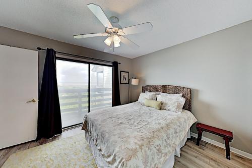 Beachfront Getaway - Pools Tennis - Steps to Sand condo - image 4