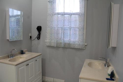 4Br-2Ba Midtown with HOT TUB Sleeps up to 19 - 8 Beds