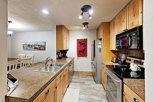 New Listing! Contemporary Condo With Balcony & Pool Condo - image 3