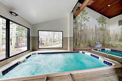 New Listing! Contemporary Condo With Balcony & Pool Condo - image 4