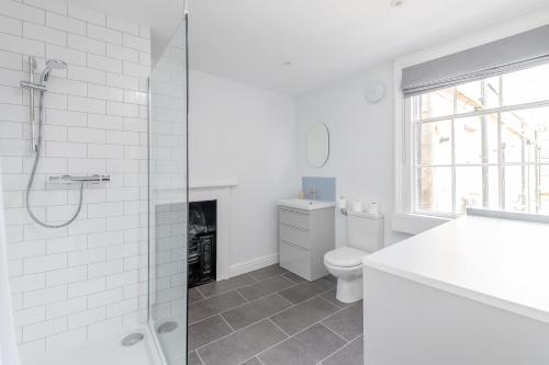 Bagno, Spacious Maisonette with Parking - 10 mins walk from Bath Abbey - 2 Bed & 2 Bath in Bath