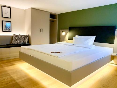 1 queen bed, 1 sofa bed