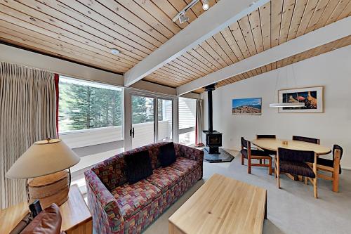 Sierra Del Sol - River-View Ski-In Ski-Out Gem condo - image 4