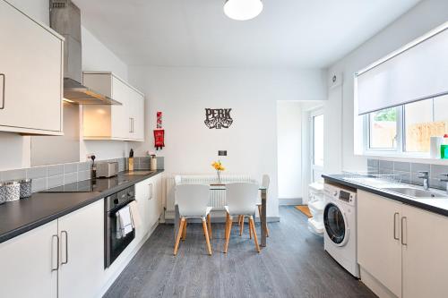 Spacious Sydney, Swansea, South Wales
