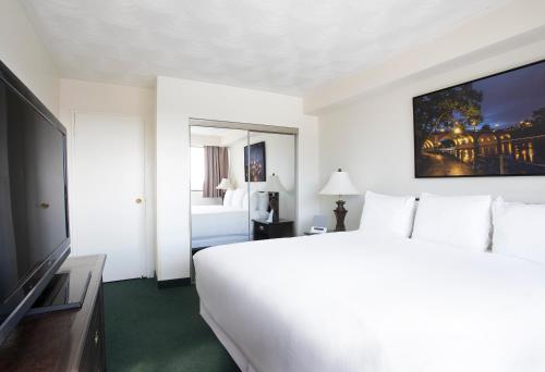 The Business Inn Room Type - Superior One-Bedroom Suite, 1 King/Queen Bed, 1 Queen Sofa Bed The Business Inn Room Type - Superior One-Bedroom Suite, 1 King/Queen Bed, 1 Queen Sofa Bed