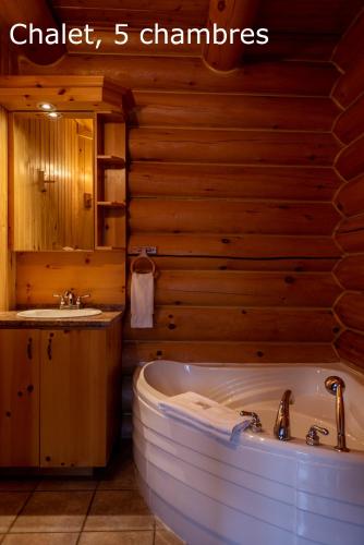 Vannas istaba, Chalets et Spa Lac Saint-Jean in Šambora (QC)