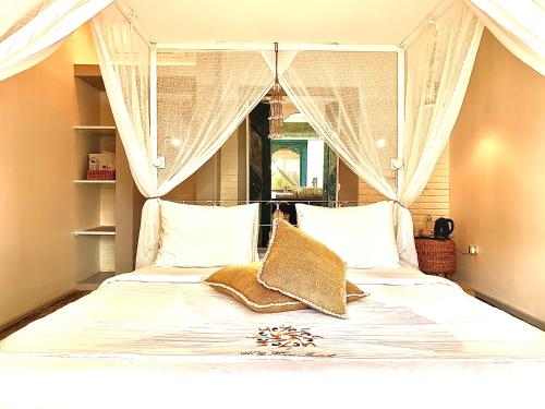 Double Room with Pool View image 7