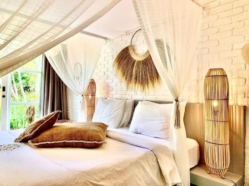 Double Room with Pool View image 9