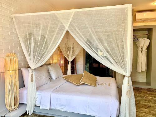 Double Room with Pool View image 6