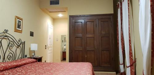 1 king bed, 2 twin beds