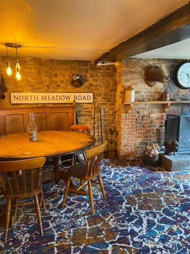 THE RED LION - image 5