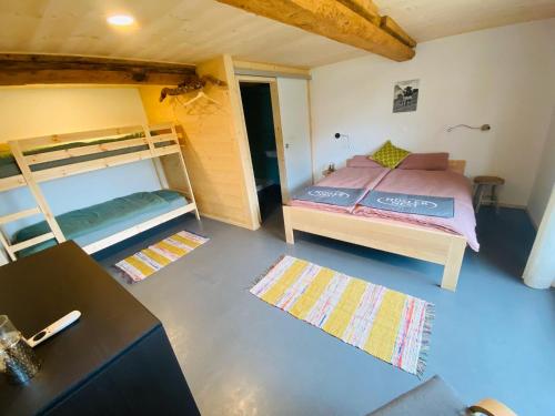 1 queen bed, 2 twin beds