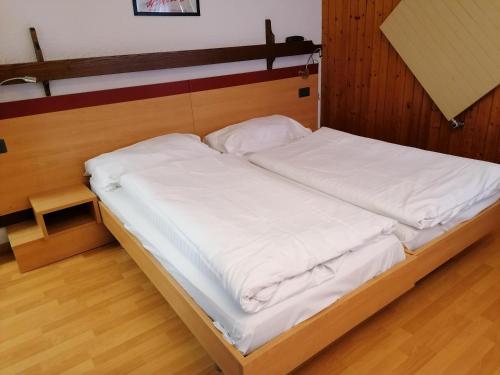 Hotel du Stand Room Type - Standard Twin Room with Shared Bathroom