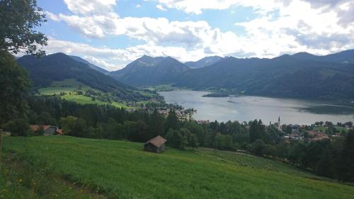 Schlierseetraum VIP Deluxe 2 Doppelzimmer 1 Einzelzimmer 2 Badezimmer mit WC traumhafter Balkon alles komplett neu für gehobene Ansprüche Schlafsofa zusätzlich möglich WIR FREUEN UNS AUF SIE IN SCHLIERSEE - main image
