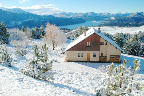 Maison de montagne tout confort vue panoramique lac Serre Poncon gîte à louer Côte-Belle