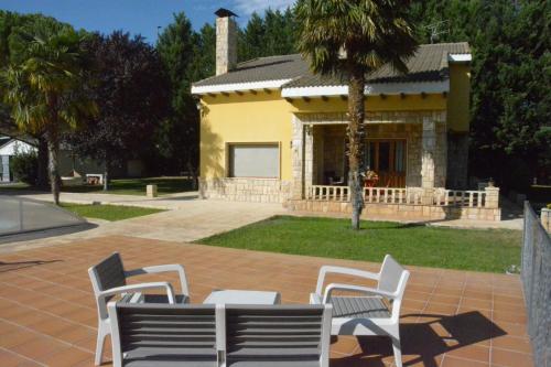 Casa Martín, casa con jardín pensada para familias gîte à louer Orrios