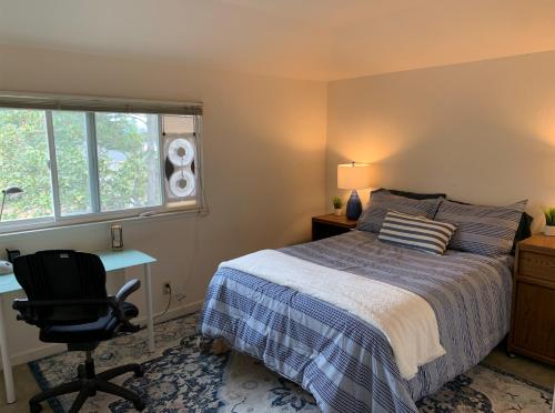 Gorgeous Queen Bedroom in Lg Saratoga House - Cars Available - image 5