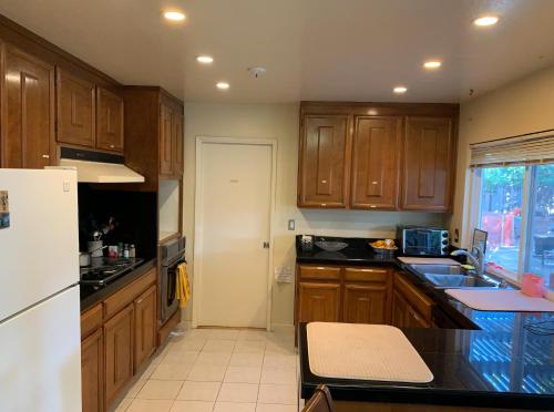 Spacious Master Bedroom w Own Bath in Lg Saratoga House - Cars Available - image 12