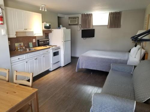 2 Queen 1 Bedroom Suite with Kitchen