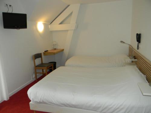 1 double bed, 1 twin bed