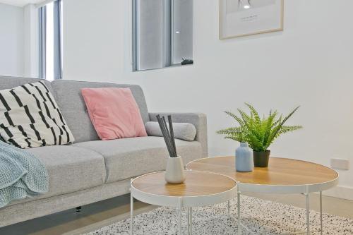 KOZYGURU MASCOT SPACIOUS KOZY 2 BED APT + FREE PARKING NMA260-602