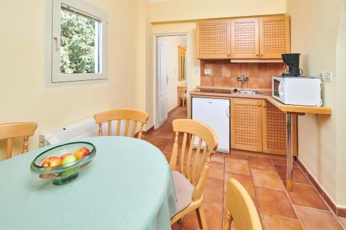 2 bedrooms, 5 beds