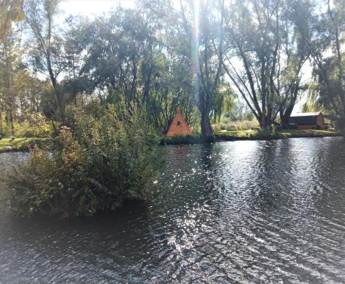 "George's" lakeside wooden tipi