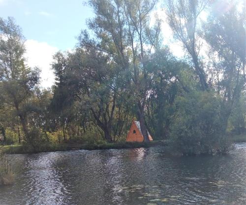 "George's" lakeside wooden tipi