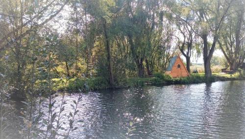 "George's" lakeside wooden tipi