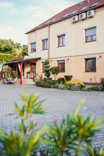 Vár Park Panzió - image 3