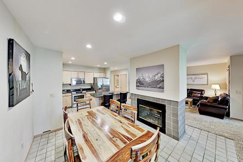 Pristine Condo at Eaglewood with Bikes & Gas Grill townhouse - image 5