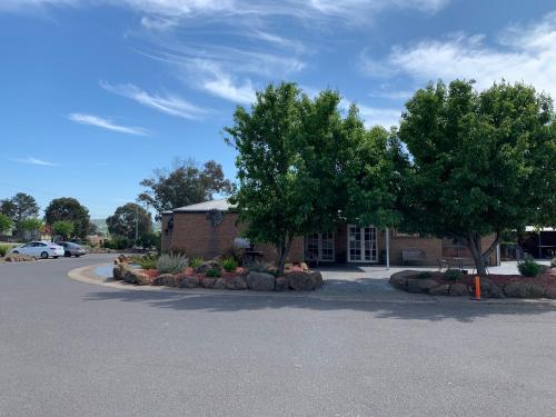 ทางเข้า, สแวกเกอร์ มอเตอร์ อินน์ (Swaggers Motor Inn) in ยาสส์