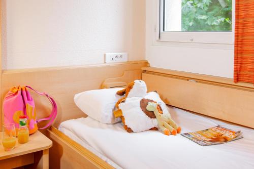 1 double bed, 1 twin bed