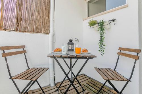 Porto Stanza - 1BR Flat Downtown with Patio by LovelyStay