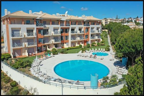  EL SOL CORCOVADA APARTMENT - AC/POOL/WI-FI - ALBUFEIRA HOLIDAYS, Pension in Albufeira