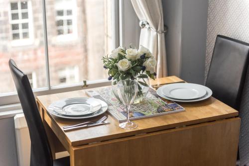 F&O Apartments - 1 bedroom Royal Mile apt Stunning castle view Sleeps 2