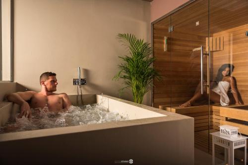 Karstais baseins, Villa Anitori Prestige Relais & Spa in Loro Piceno