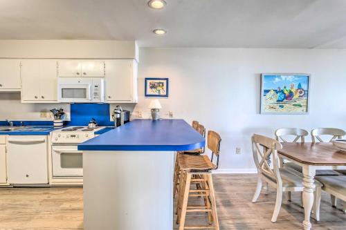 Bright Beachy Condo Boardwalk Access and Patio - image 4