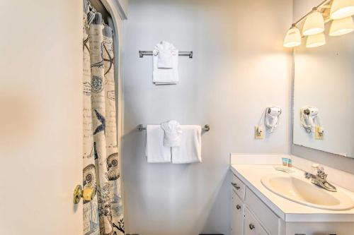Bright Beachy Condo Boardwalk Access and Patio - image 8