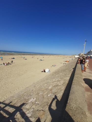 Les Obiones, Fort Mahon Plage, magnifique studio cabine 4p vue latérale mer avec balcon , parking privé gratuit, wifi, classé 2 étoiles, exposition plein sud en Baie de Somme