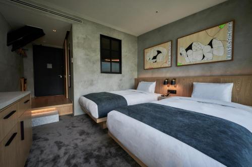 Standard Twin Room image 6