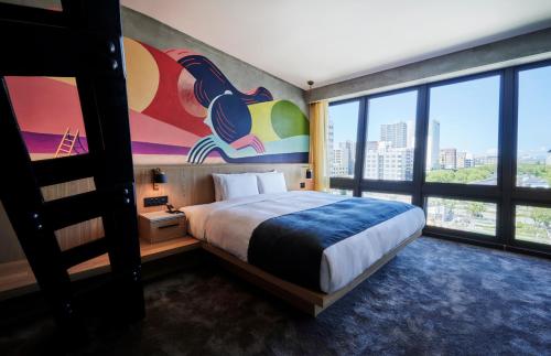 King Room with Forest View image 7