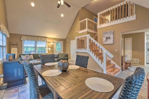 Year-Round Getaway Less Than 1 Mi to Skiing and Waterpark! in McGaheysville, USA