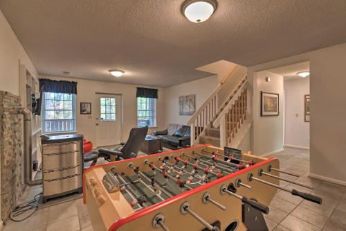 Year-Round Getaway Less Than 1 Mi to Skiing and Waterpark! in McGaheysville, USA