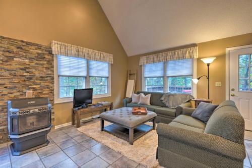 Year-Round Getaway Less Than 1 Mi to Skiing and Waterpark! in McGaheysville, USA