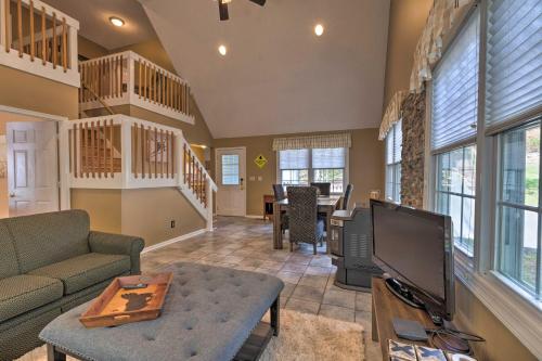 Year-Round Getaway Less Than 1 Mi to Skiing and Waterpark! in McGaheysville, USA